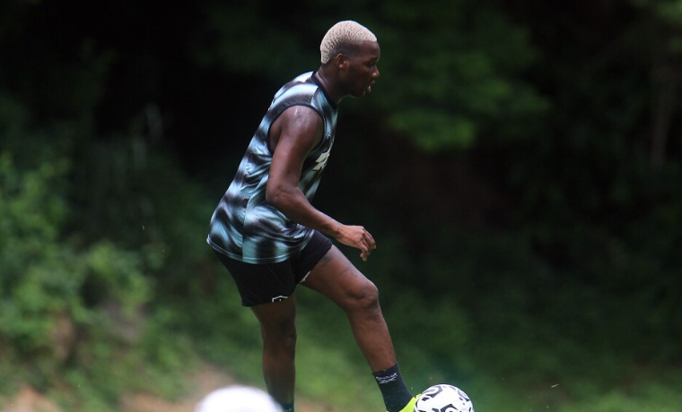 Volante do Botafogo treina durante folga e vislumbra retorno após 13 meses 1 Patrick de Paula, volante do Botafogo, se prepara para voltar aos gramados após um período de 13 meses de recuperação de