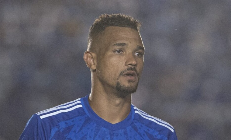 O defensor Zé Ivaldo, em uma demonstração de humildade e comprometimento, direciona palavras à torcida do Cruzeiro após