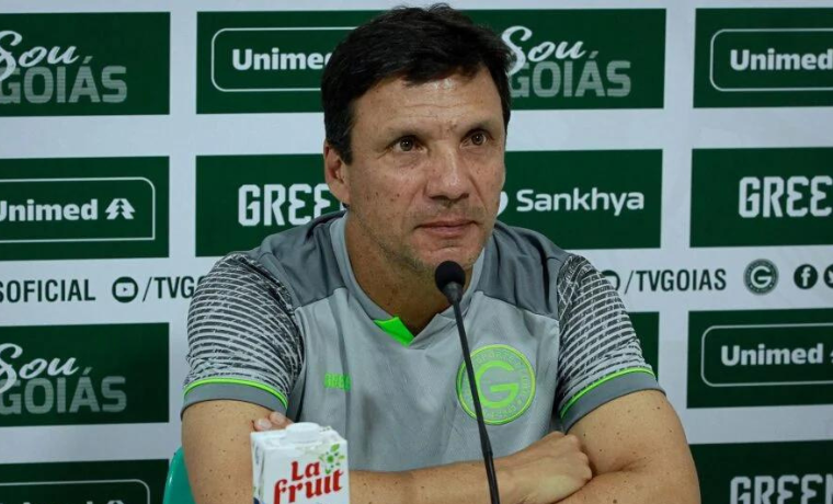 O técnico Zé Ricardo, do Goiás, reitera sua dedicação ao clube e descarta qualquer especulação sobre uma possível saída antes