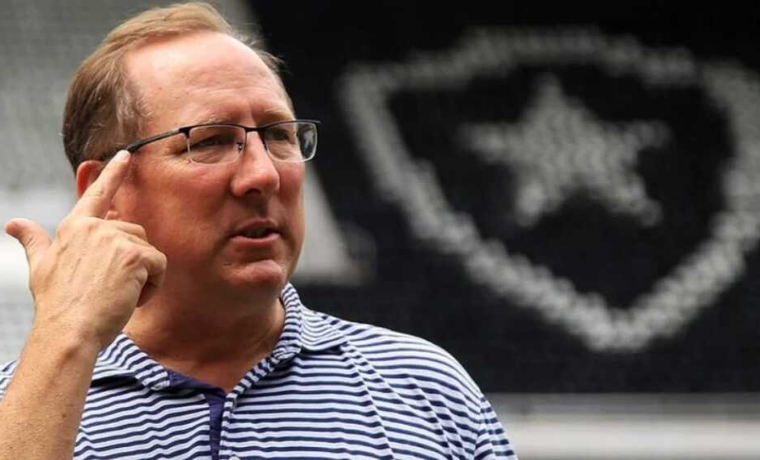Acusações Explosivas de Manipulação de Jogo: São Paulo no Centro de Escândalo no Futebol Brasileiro 1 John Textor, proprietário do Botafogo, abala o mundo do futebol com acusações graves de manipulação de jogo envolvendo