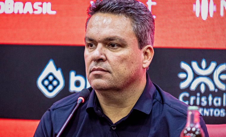 O presidente do Atlético Goianiense, Adson Batista, não poupou críticas à arbitragem conduzida por André Luiz Skettino no