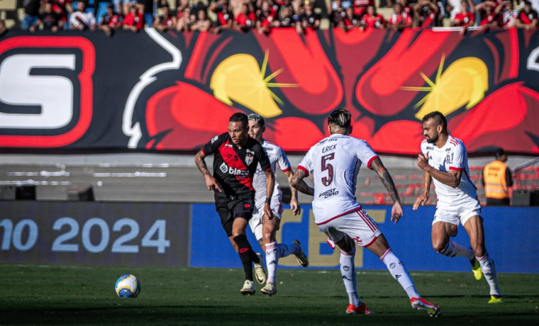 Em uma partida repleta de polêmicas e reviravoltas, o Atlético Goianiense foi derrotado pelo Flamengo por 2 a 1 em sua estreia