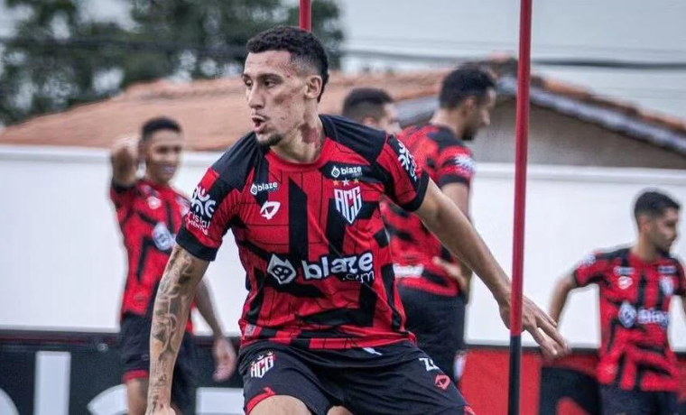 Volante do Atlético Goianiense Celebra Resultado, mas Alerta para Continuidade do Trabalho