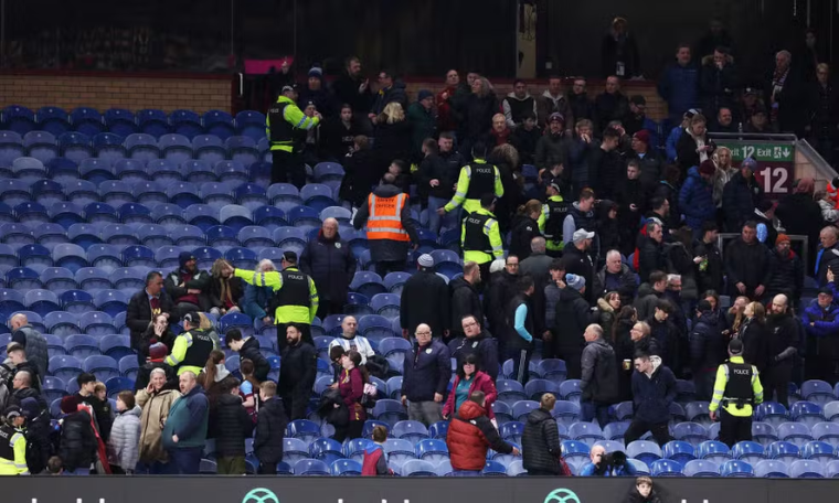 Cena curiosa no Turf Moor: Torcedores são retirados por questões de segurança durante empate entre Burnley e Wolverhampton 1 CAPA PLACAR ESPORTIVO 2024 04 03T095005.446