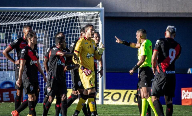Após erros de arbitragem na abertura do Campeonato Brasileiro, a CBF tomou medidas disciplinares, afastando três árbitros,
