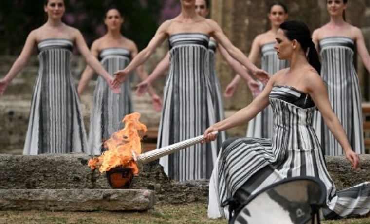 Chama Olímpica de Paris-2024 é acesa na Grécia 1 Nesta terça-feira (16), o sítio arqueológico de Olímpia, na Grécia, testemunhou um momento histórico com a cerimônia de