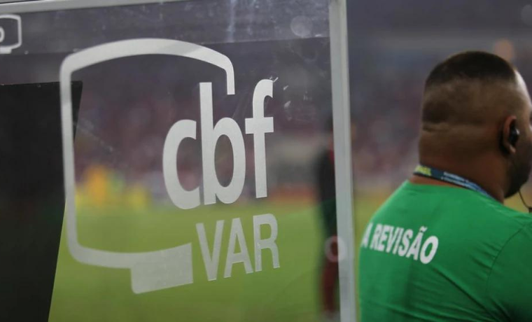A decisão da Confederação Brasileira de Futebol (CBF) de não implementar o árbitro de vídeo (VAR) nas quartas de final da