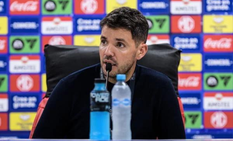 Cruzeiro Demite Nicolás Larcamón Após Vice-Campeonato Mineiro 1 O Cruzeiro surpreende o mundo do futebol ao anunciar a demissão do técnico Nicolás Larcamón, juntamente com sua equipe