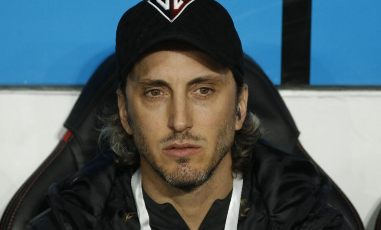 De Atleta a Treinador Precoce: A Trajetória de Luis Zubeldía, Técnico do São Paulo 1 Luis Zubeldía, o novo técnico do São Paulo, tem uma história de vida rápida e intensa no futebol. De atleta promissor a