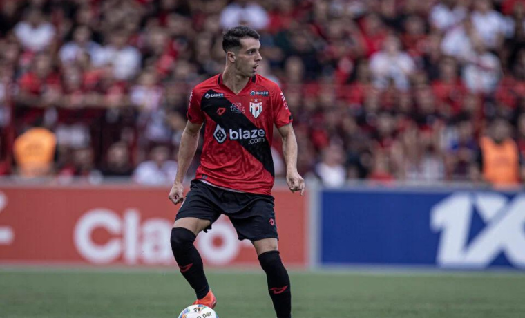 Shaylon, o talentoso camisa 10 do Atlético Goianiense, vem brilhando na atual temporada do futebol brasileiro, registrando o