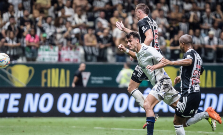 Juan Ignacio Dinenno, o talentoso camisa 9 do Cruzeiro, está se destacando no Campeonato Mineiro e se aproximando dos