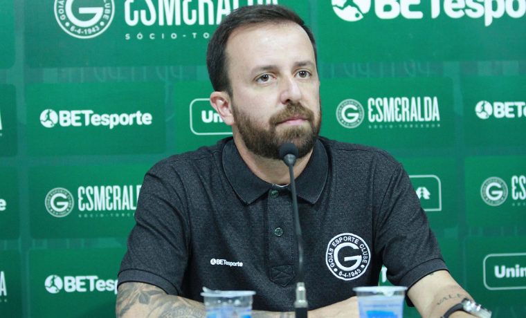 Lucas Andrino, diretor de futebol do Goiás, compartilha os desafios enfrentados durante a janela de transferências, destacando