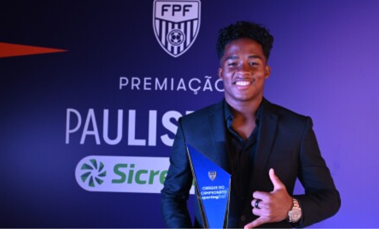 O atacante Endrick, eleito craque do Campeonato Paulista de 2024, discute sua iminente saída do Palmeiras para ingressar no