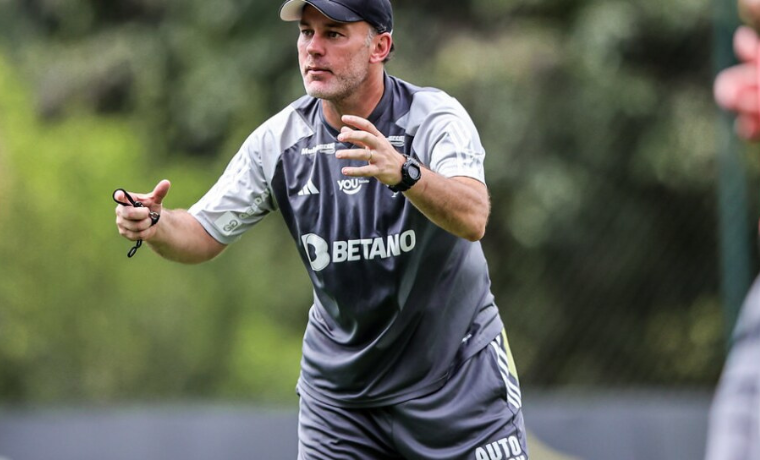 Estratégia de Milito Pode Impulsionar Atlético ao Mercado por Reforços; Saiba Mais 1 A chegada do técnico Gabriel Milito ao Atlético trouxe consigo uma nova abordagem tática, destacando-se pela adoção de um