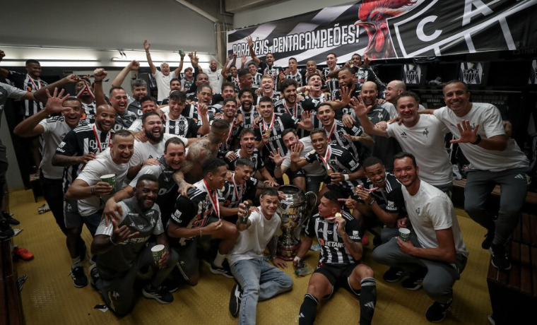 saiba por que o jogador Gustavo Scarpa não pôde participar da comemoração do Atlético após a conquista do pentacampeonato