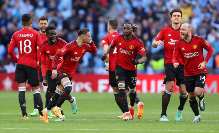 A imprensa inglesa reage à provocação de Antony aos torcedores do Coventry City, destacando a crítica de ex-atacante e a