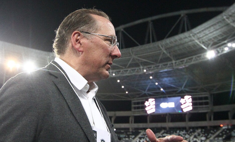 John Textor, proprietário da SAF do Botafogo, sofreu uma fratura no cotovelo após uma queda de skate em Saquarema, no Rio