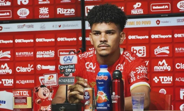 Lateral Fábio: Nova Jóia do Vila Nova, Prepara-se para Brilhar na Série B 1 O Vila Nova ganha um reforço de peso com a chegada do talentoso lateral direito Fábio, emprestado pelo Anápolis. Com
