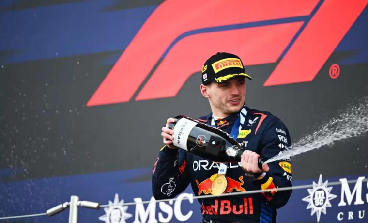 Saiba como Max Verstappen liderou uma performance impecável da Red Bull no Grande Prêmio do Japão, com Carlos Sainz Jr.