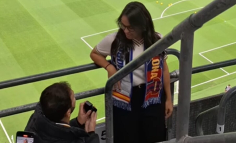 Pedido de casamento emociona narradora da Globo antes de clássico no Santiago Bernabéu 1 A narradora da Globo, Isabelly Morais, teve um momento emocionante antes do clássico entre Real Madrid e Barcelona no
