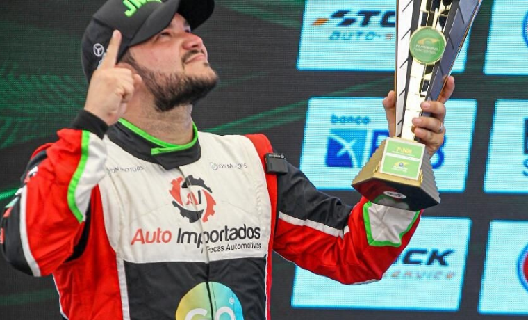 Piloto Goiano José Neto Brilha em Estreia na Turismo Nacional, Conquistando Pódio em São Paulo 1 José Neto, piloto goiano, inicia sua jornada na Turismo Nacional com uma estreia impressionante, garantindo um lugar no
