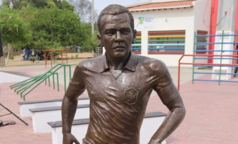 Após recomendação do Ministério Público, a Prefeitura de Juazeiro retira a estátua de Daniel Alves, ex-