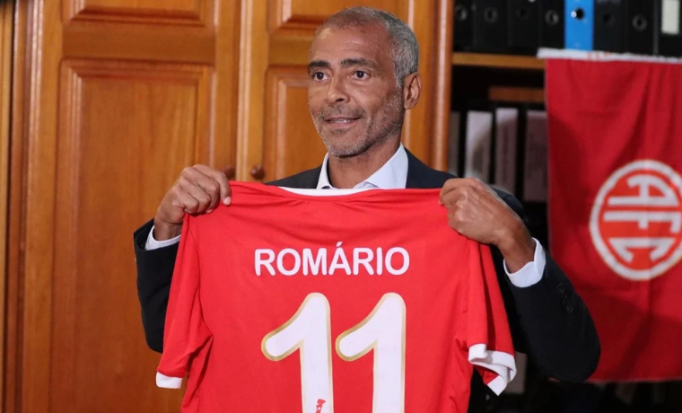 O icônico Romário, aos 58 anos, está de volta ao futebol profissional, inscrito pelo América-RJ, clube do qual é presidente. A