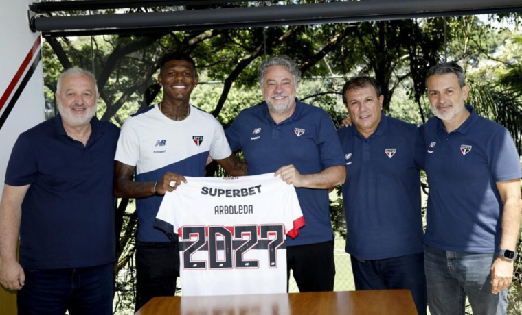 O São Paulo surpreende o mundo do futebol ao anunciar a renovação do contrato do zagueiro equatoriano Robert Arboleda ate