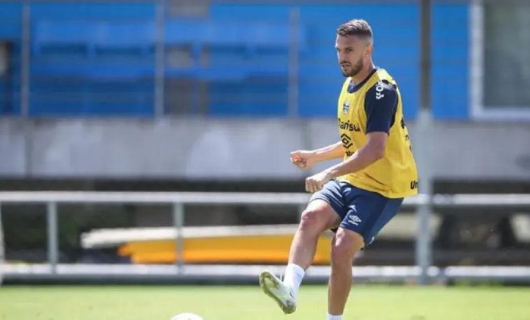 Vitória Reforça Defesa: Contratação de Bruno Uvini do Grêmio para Duas Temporadas 1 O Vitória está prestes a fortalecer sua defesa com a iminente contratação do experiente zagueiro Bruno Uvini, do Grêmio, para