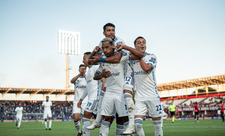 Em um duelo emocionante, o Cruzeiro conquista uma importante vitória sobre o Atlético Goianiense,