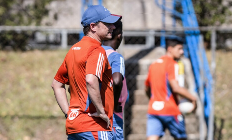 Treinador destaca resposta positiva dos atletas diante das buscas por reforços