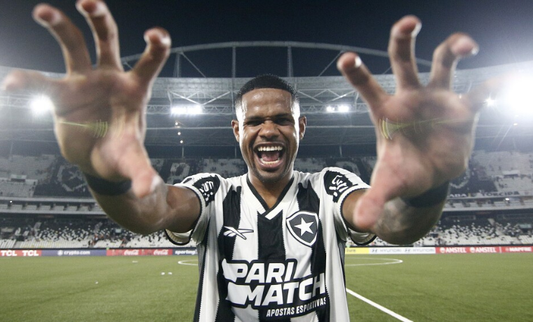 Júnior Santos emerge como peça fundamental para o Botafogo em 2024, exibindo versatilidade e