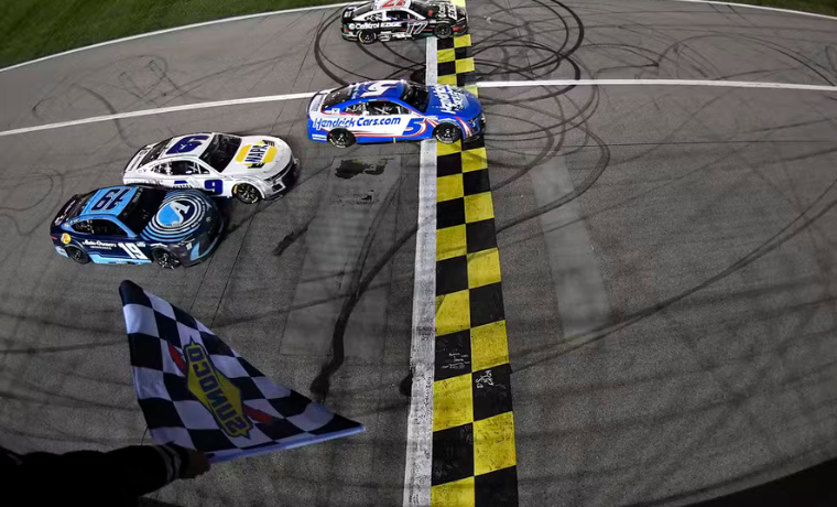 Kyle Larson, líder do campeonato 2024 da NASCAR Cup Series, emocionou os fãs ao conquistar sua