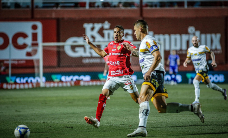 Vila Nova garante vitória emocionante nos acréscimos e alcança o G4 da Série B 1 Em um confronto emocionante no Estádio OBA, o Vila Nova vence o Novorizontino por 2 a 1 , mais três