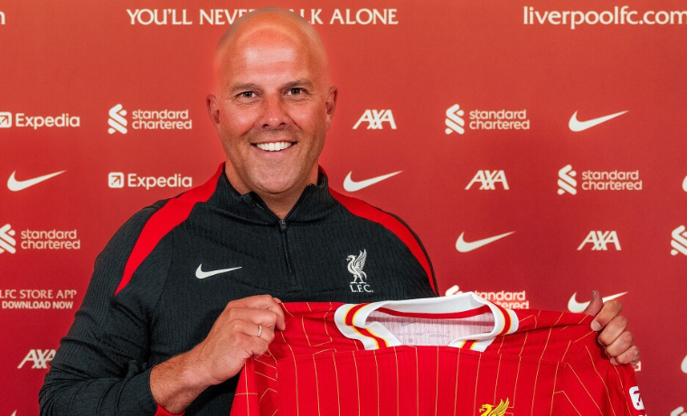 O Liverpool apresentou oficialmente seu novo treinador, o holandês Arne Slot, nesta quarta-feira (19), que