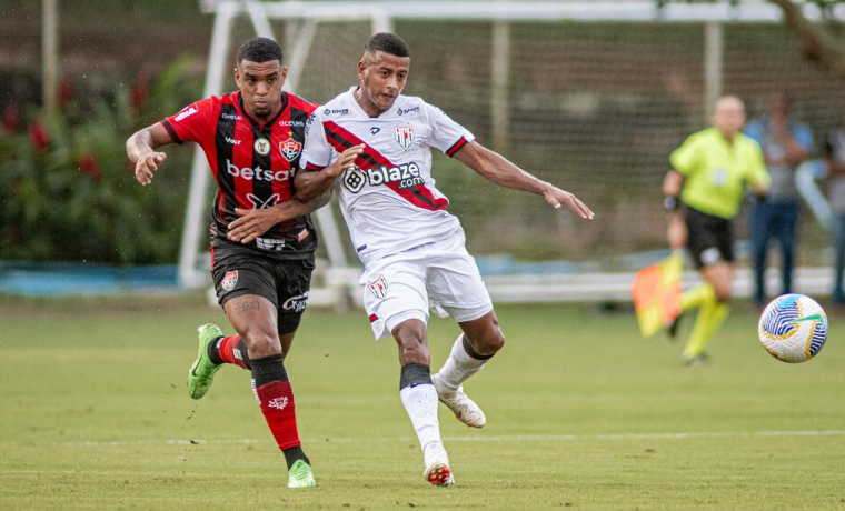 Atlético-GO Conquista Primeira Vitória na Série A: Love e Baralhas Marcam Contra o Vitória 1 Atacante e volante brilham na vitória do rubro-negro goiano, que ainda permanece no Z-4 da competição.