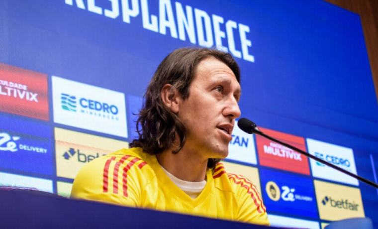 Goleiro de 37 anos comenta nova fase da carreira em sua primeira entrevista coletiva como