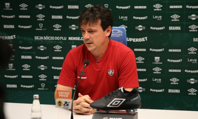 A diretoria do Fluminense se reuniu para discutir o futuro de Fernando Diniz, enquanto o clube enfrenta
