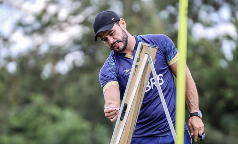 Clube age rápido e anuncia novo treinador após saída de Kiko Araújo; Ariel Mamede assume