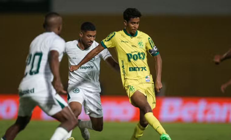 Mesmo com Dois Jogadores a Mais, Goiás é Superado pelo Mirassol e Perde a Chance de Retomar a Liderança da Série B 1 Em uma noite frustrante para os esmeraldinos, equipe não consegue capitalizar vantagem numérica e cede vitória ao adversário paulista