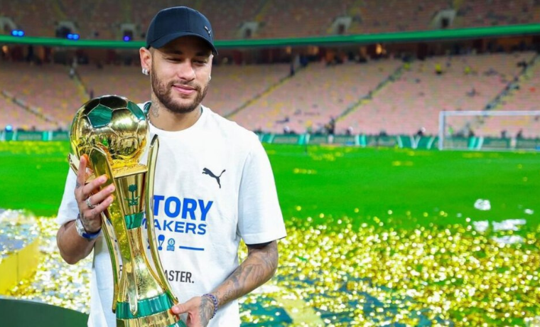 Após a conquista da Tríplice Coroa pelo Al-Hilal, Neymar celebra os títulos e promete um retorno forte na