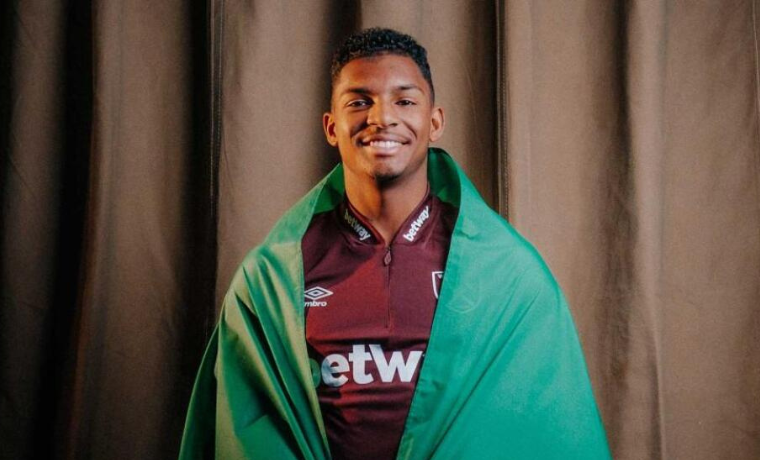 Meia-atacante assina contrato de cinco temporadas com o clube inglês em uma transação de