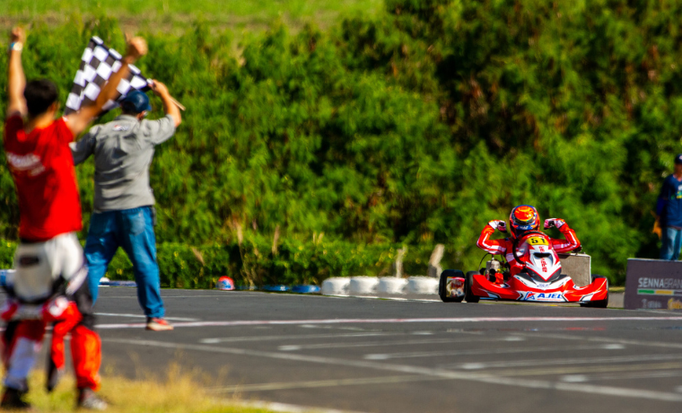 Piloto Goiano Brilha e Se Aproxima do Mundial de Kart na Inglaterra