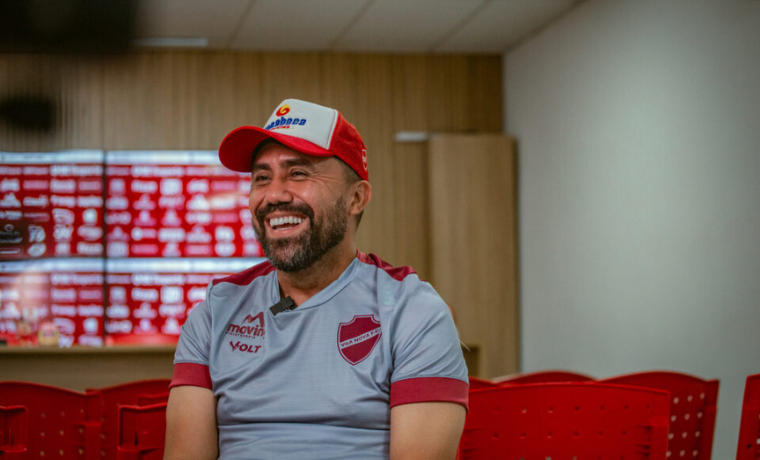 Treinador Celebra Sucesso e Mantém os Pés no Chão