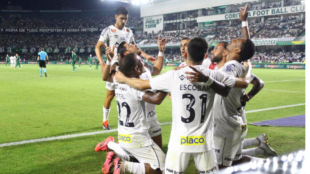 Santos garante retorno à Série A com vitória sobre o Coritiba 1 O Santos Futebol Clube assegurou seu retorno à elite do futebol brasileiro ao vencer o Coritiba por 2 a 0,