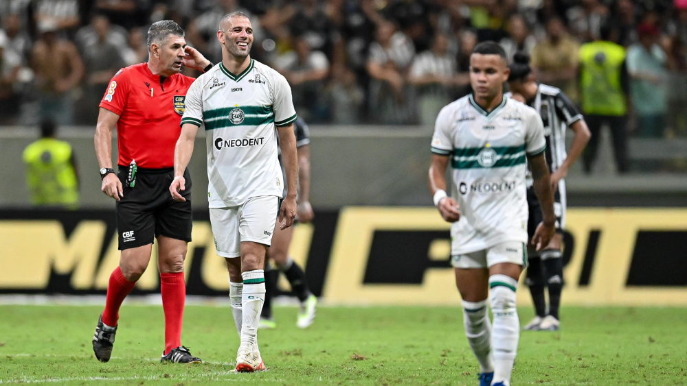 O Vila Nova Futebol Clube enfrentou o Coritiba Foot Ball Club no Estádio Onésio Brasileiro Alvarenga
