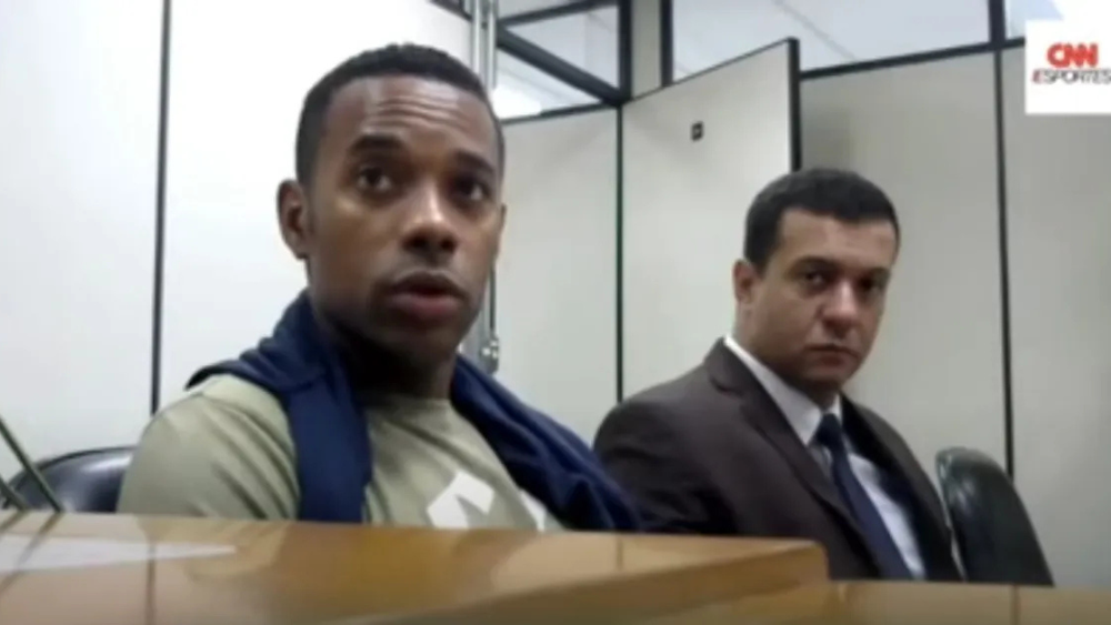 O Supremo Tribunal Federal (STF) está próximo de formar maioria para manter a prisão do ex-jogador Robinho 1 condenado a nove anos de reclusão por estupro coletivo na Itália. Até o momento, cinco ministros votaram