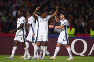 CHAMPIONS: PSG vence Arsenal, Barça e Inter empatam na ida 3 dumfries inter