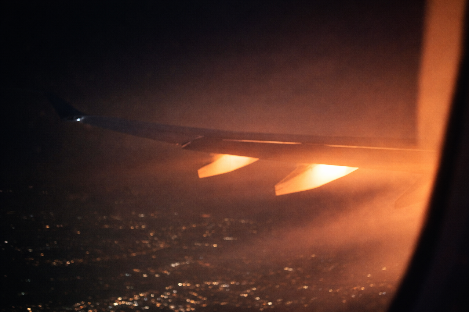Erik Cardoso relatou momentos de tensão após estar a bordo de um voo da Delta Air Lines que apresentou falha grave no motor logo após a decolagem do Aeroporto Internacional de São Paulo, na noite do último domingo (29). Segundo o atleta, a turbina explodiu instantes após a saída da aeronave, gerando fogo e forte apreensão entre os passageiros.