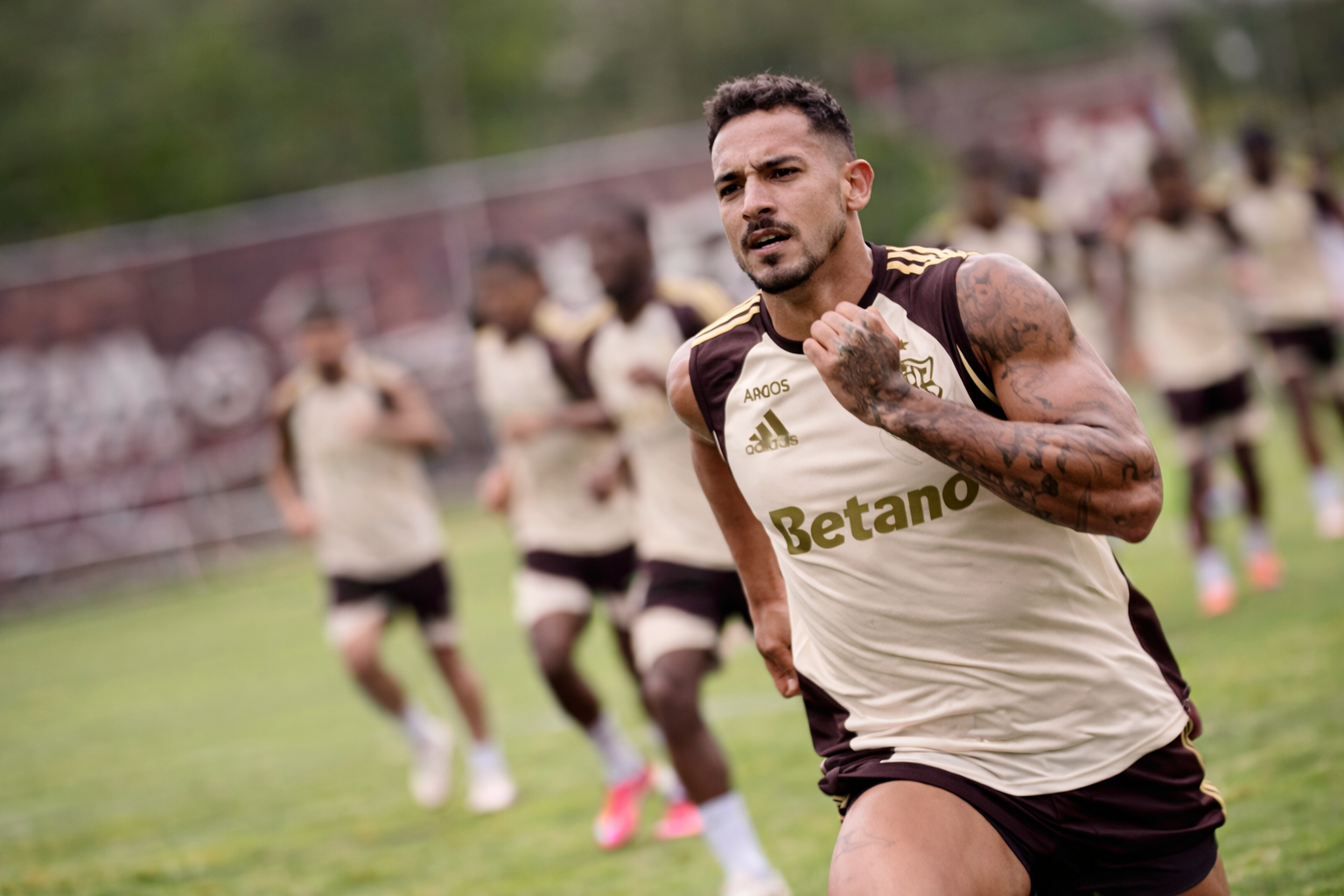 Danilo é o primeiro jogador confirmado na convocação da seleção brasileira para a Copa do Mundo. O defensor do Flamengo disputará o torneio pela terceira vez, com respaldo direto de Carlo Ancelotti, que destacou sua importância técnica e, principalmente, sua liderança.